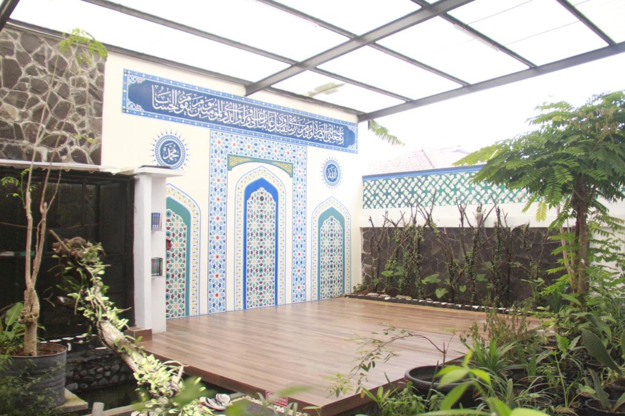 Bu Sepuh Guesthouse Sangkanurip Exterior photo