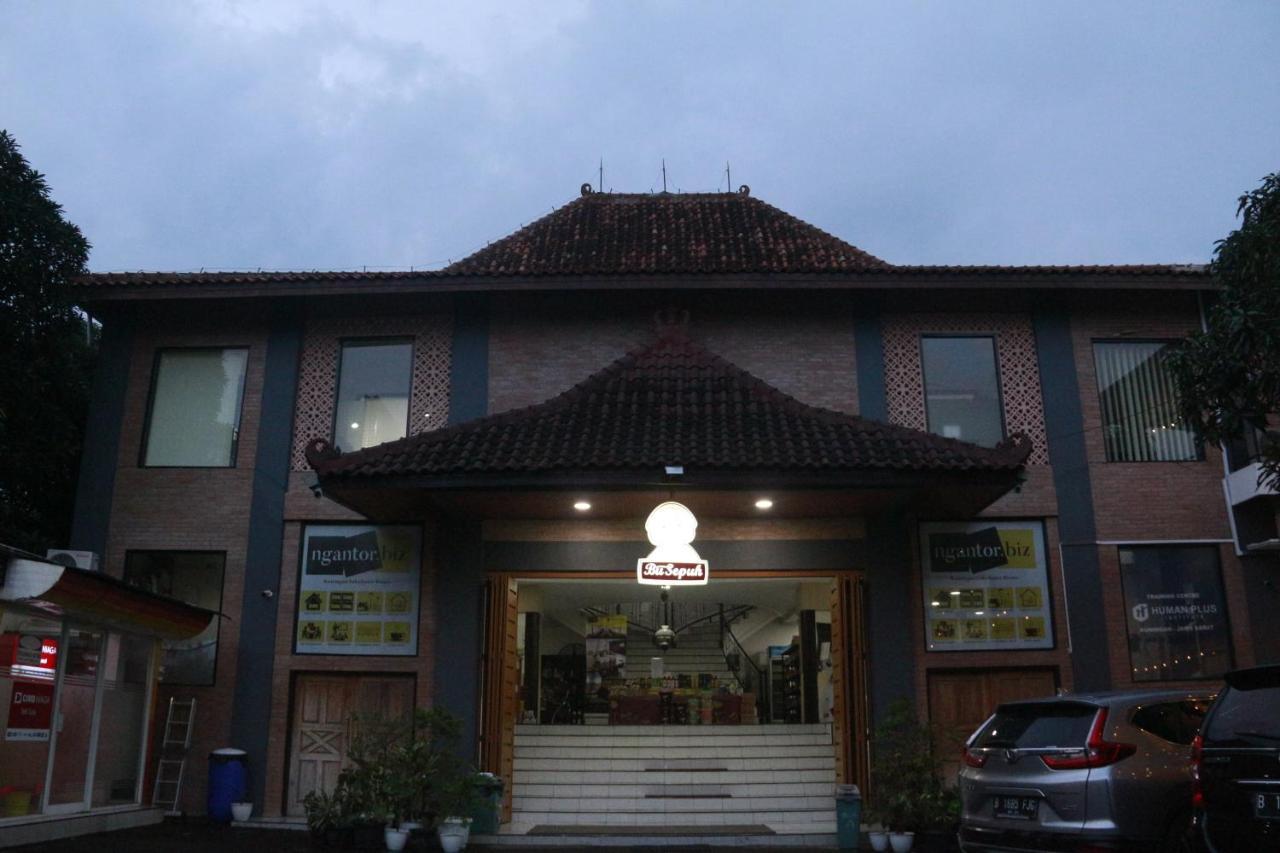 Bu Sepuh Guesthouse Sangkanurip Exterior photo
