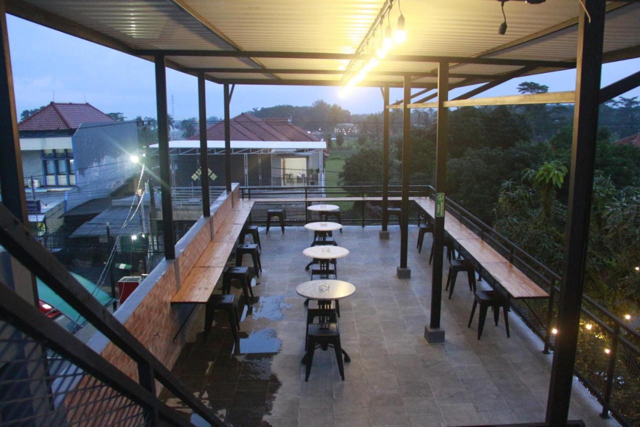 Bu Sepuh Guesthouse Sangkanurip Exterior photo